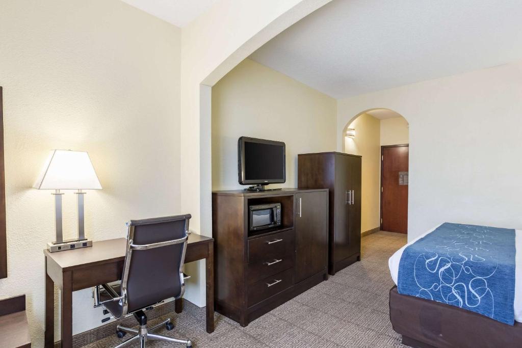 Comfort Suites New Orleans East Main image 2